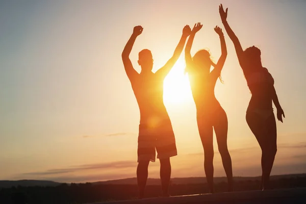 Silhouette di giovani che ballano — Foto Stock