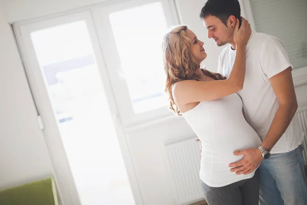 Pareja esperando bebé recién nacido — Foto de Stock