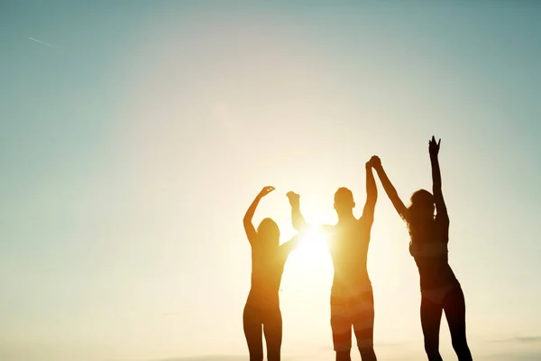 Silhouette di giovani che ballano — Foto Stock