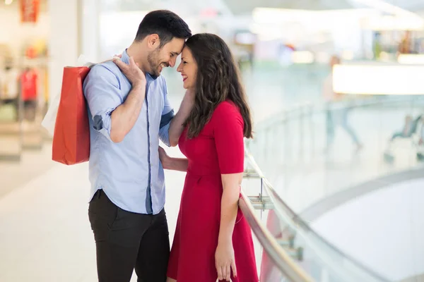 Mooi paar in shopping mall — Stockfoto