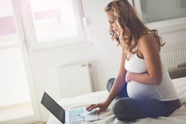 Femme enceinte utilisant leptop — Photo