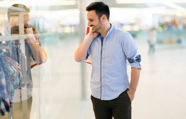 Schöner Mann beim Einkaufen — Stockfoto