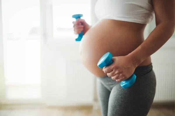 Donna incinta che fa esercizi — Foto Stock