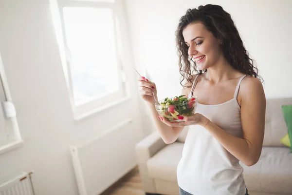 Fit femme manger une salade saine — Photo