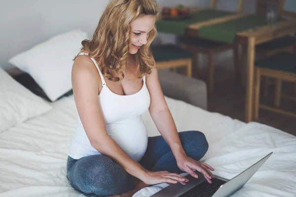 Schwangere arbeitet am Laptop — Stockfoto