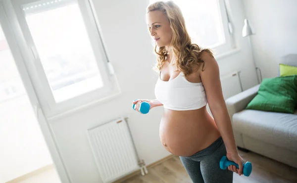 Mulher grávida fazendo exercícios — Fotografia de Stock