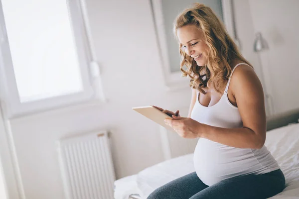 Femme enceinte utilisant un comprimé — Photo