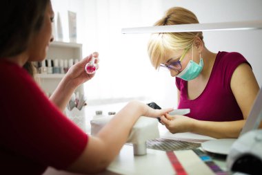 iş yerinde profesyonel manikür