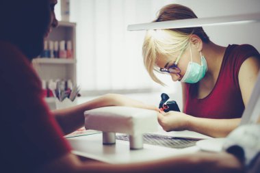 iş yerinde profesyonel manikür