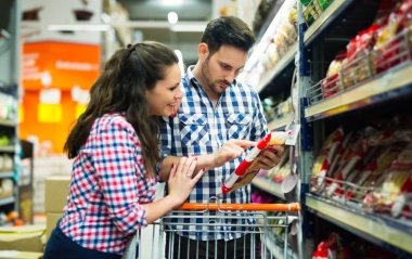 süpermarkette alışveriş Çift