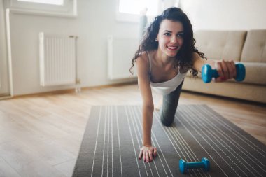 kadın dumbbell ile pratik