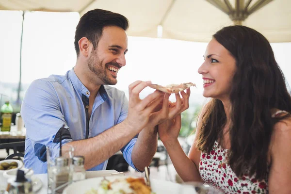 Coppia condivisione fetta di pizza in caffè — Foto Stock