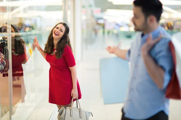 Hermosa pareja en el centro comercial — Foto de Stock