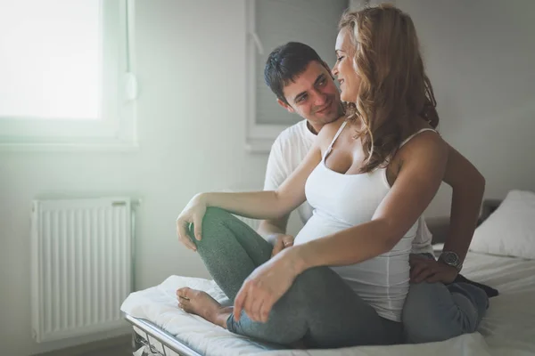 Pareja esperando bebé recién nacido — Foto de Stock