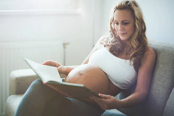 Mulher grávida bonita leitura livro — Fotografia de Stock
