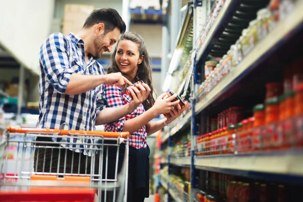 Couple shopping in supermarket — Stock Photo, Image