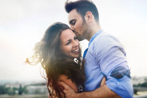 Verliebtes Paar beim Dating im Freien — Stockfoto