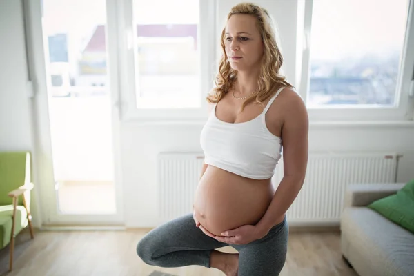 Mujer embarazada haciendo ejercicios — Foto de Stock