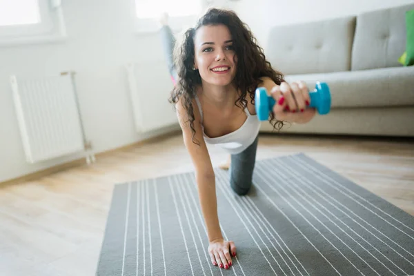 Frau übt mit Hantel — Stockfoto