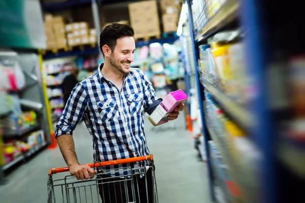 Uomo shopping nel supermercato — Foto Stock