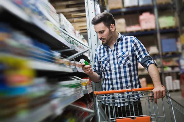 Man shopping in supermarket — Stock Photo, Image