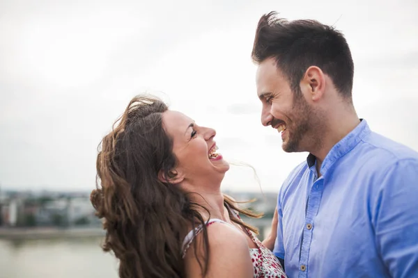 Casal apaixonado namoro ao ar livre — Fotografia de Stock