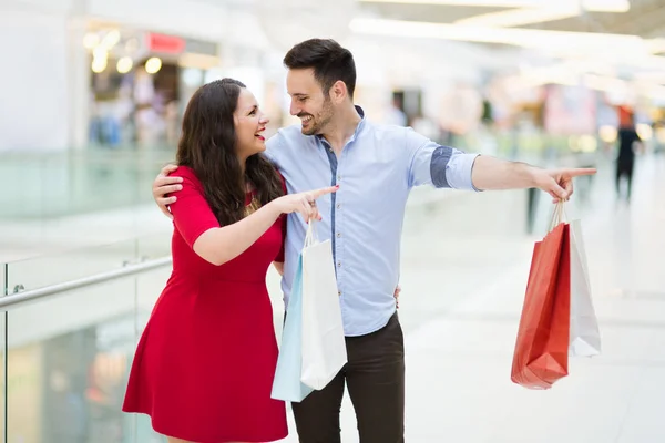 Mooi paar in shopping mall — Stockfoto