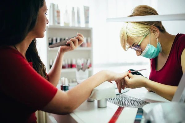 Manicure professionele op het werk — Stockfoto