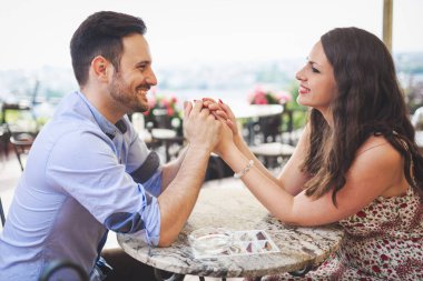 café'de bağ aşık Çift