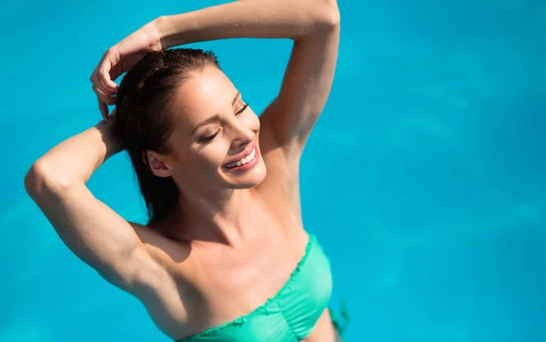 아름 다운 여자 즐기는 수영장 — 스톡 사진