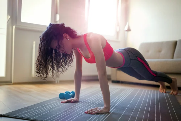 Sportieve vrouw doet push ups — Stockfoto