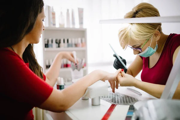 Manicure professionel på arbejdspladsen - Stock-foto