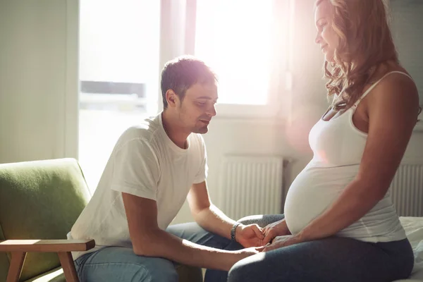 Couple expecting newborn baby — Stock Photo, Image