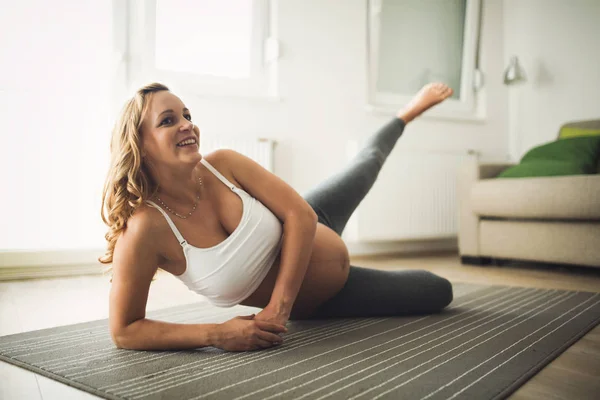 Mulher grávida fazendo exercícios — Fotografia de Stock