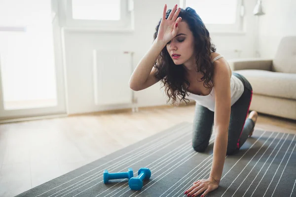 Moe vrouw na het sporten — Stockfoto