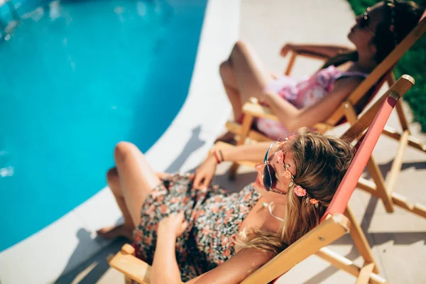 Amici di sesso femminile godendo di vacanza estiva — Foto Stock