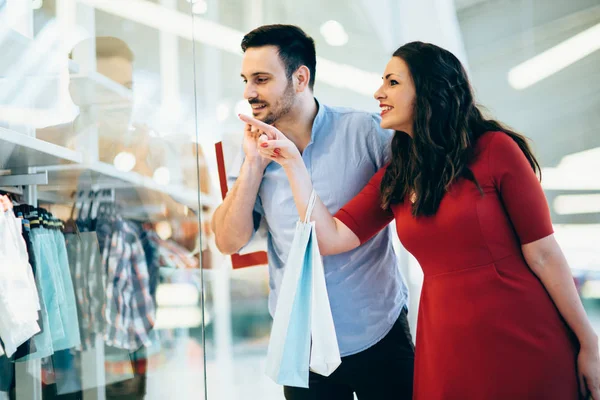 Hermosa pareja en el centro comercial — Foto de Stock