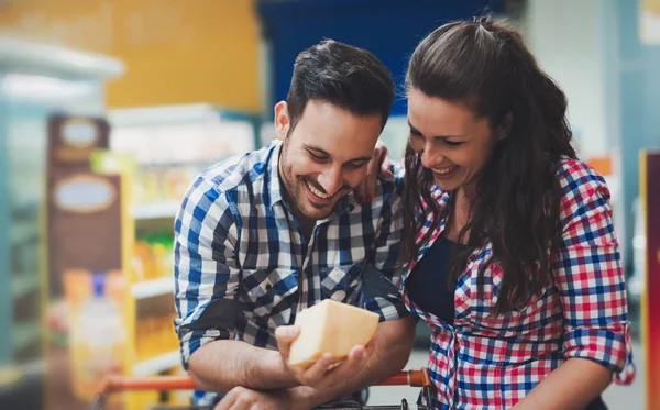 Paar winkelen in de supermarkt — Stockfoto