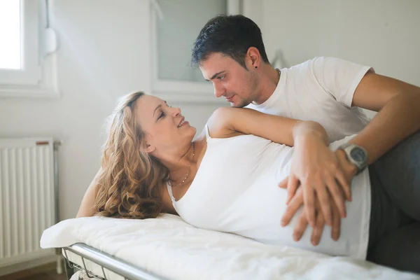 Casal esperando bebê recém-nascido — Fotografia de Stock