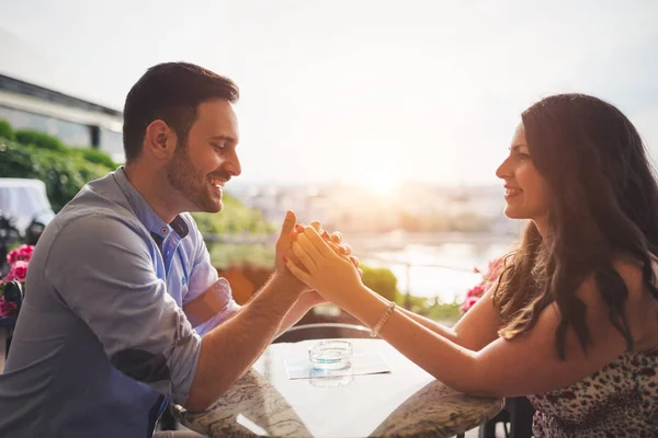 Pareja en amor vinculación en la cafetería — Foto de Stock