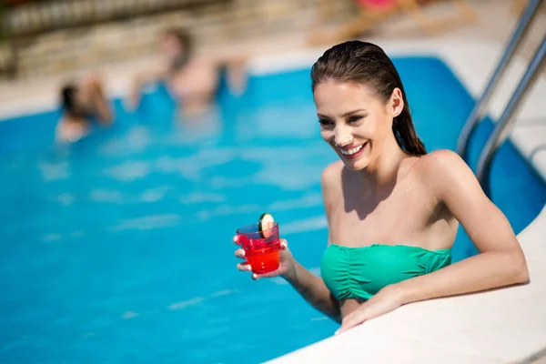 美丽的女人享受游泳池 — 图库照片