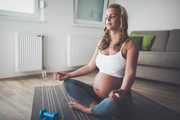 Egzersiz yapan hamile kadın — Stok fotoğraf