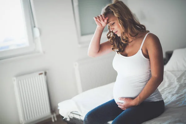 Mulher grávida que sofre de náuseas — Fotografia de Stock
