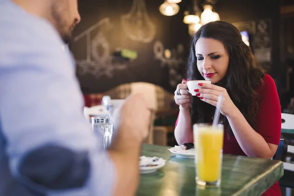 Pareja disfrutando de bebidas en la cafetería —  Fotos de Stock