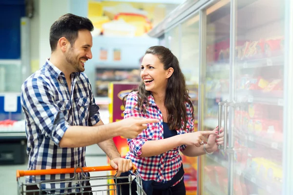Paar kauft im Supermarkt ein — Stockfoto