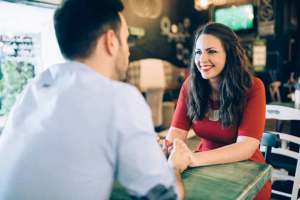 Pareja coqueteando y sonriendo en la cafetería —  Fotos de Stock