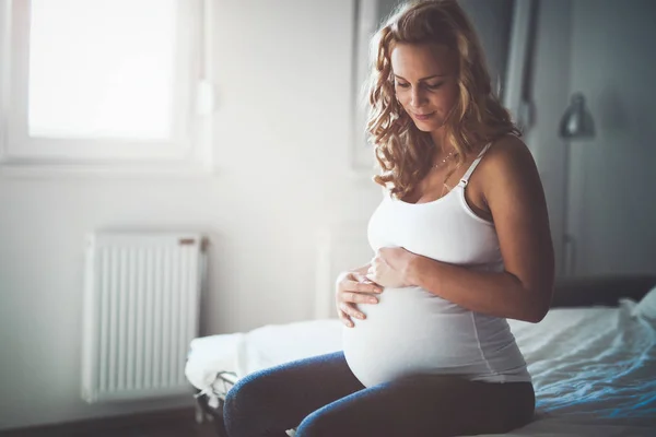 Krásná těhotná žena čeká dítě — Stock fotografie