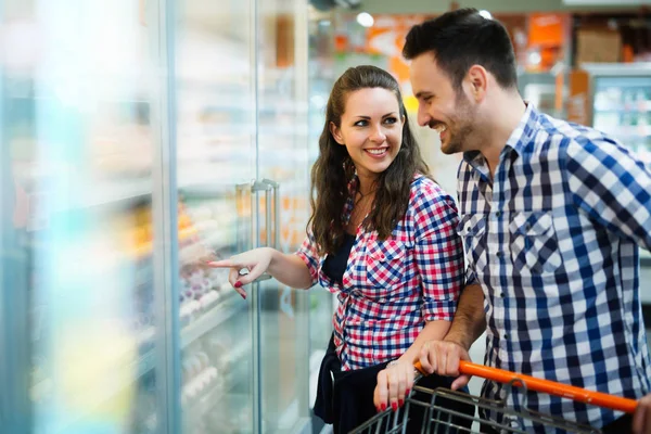 Pár vásárlás a szupermarketben — Stock Fotó