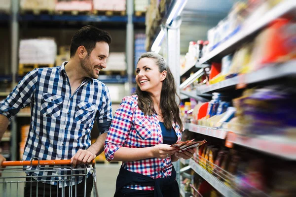 Coppia shopping al supermercato — Foto Stock