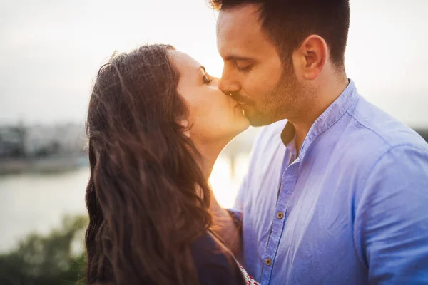 屋外デートのカップルとキス — ストック写真